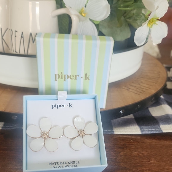 Piper K White Flower Earrings - Picture 2 of 3